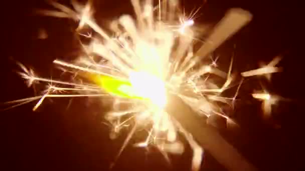 喷出的蜡烛喷出的火和火花在慢动作 优质Fullhd影片 — 图库视频影像