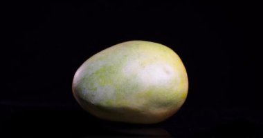 Olgun muzlar siyah arka planda dönüyorlar. Yüksek kalite 4k görüntü