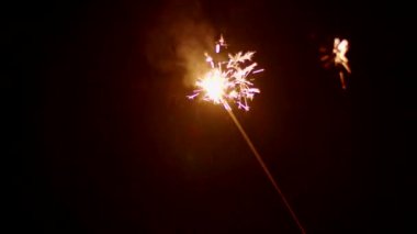 Sprey mum ateş püskürtüyor ve yavaş çekimde kıvılcımlar saçıyor. Yüksek kaliteli FullHD görüntüler