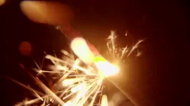 Sprey mum ateş püskürtüyor ve yavaş çekimde kıvılcımlar saçıyor. Yüksek kaliteli FullHD görüntüler