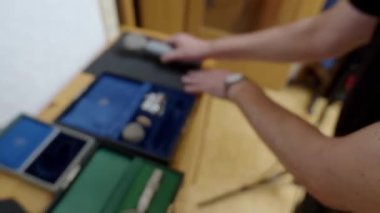 Ses mühendisi kaliteli mikrofonları inceliyor. Yüksek kalite 4k görüntü