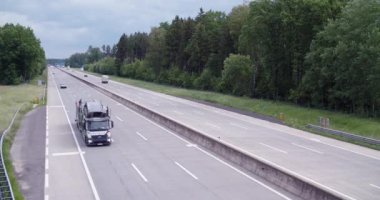 Trafik ve çam ormanlarıyla dolu bir otoyol. Yüksek kalite 4k görüntü