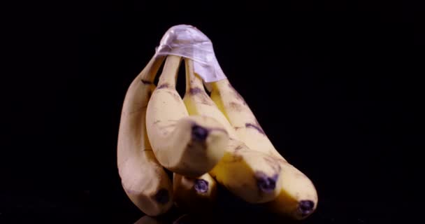 Rijpe Bananen Die Draaien Tegen Een Zwarte Achtergrond Hoge Kwaliteit — Stockvideo