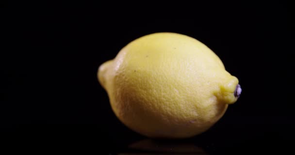 Citron Roterar Mot Svart Bakgrund Högkvalitativ Film — Stockvideo