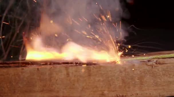 木片のゆっくりとした動きで燃えるヒューズ 高品質のフルHd映像 — ストック動画