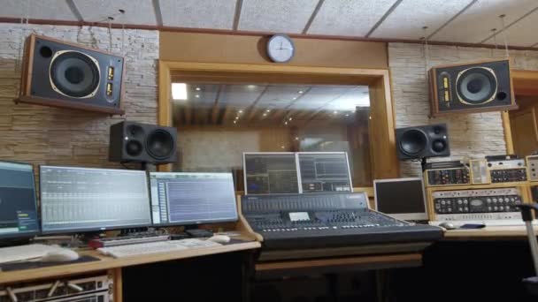 Μηχανικός Ήχου Μίξη Ήχου Στο Στούντιο Ηχογράφησης Υψηλής Ποιότητας Πλάνα — Αρχείο Βίντεο