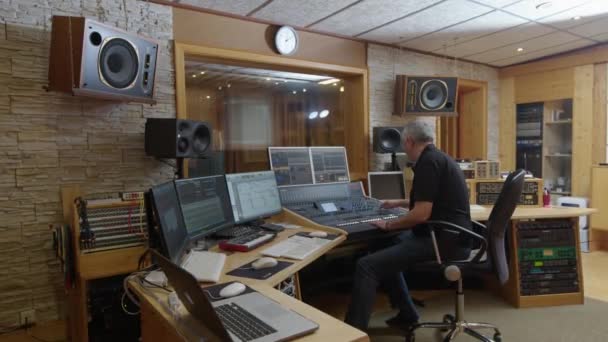 録音スタジオで音声をミキシングするオーディオエンジニア 高品質4K映像 — ストック動画