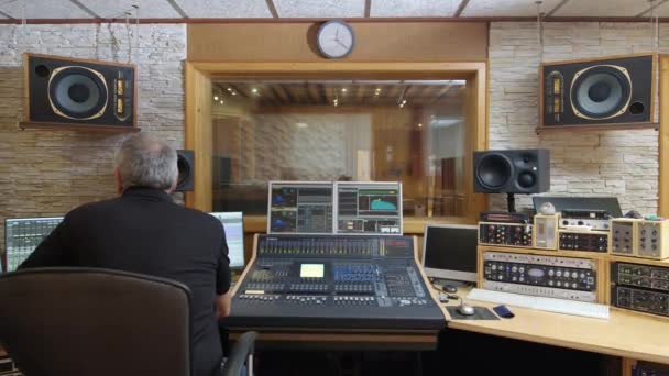 Звукорежиссёр Микширующий Звук Студии Звукозаписи Высококачественные Кадры — стоковое видео
