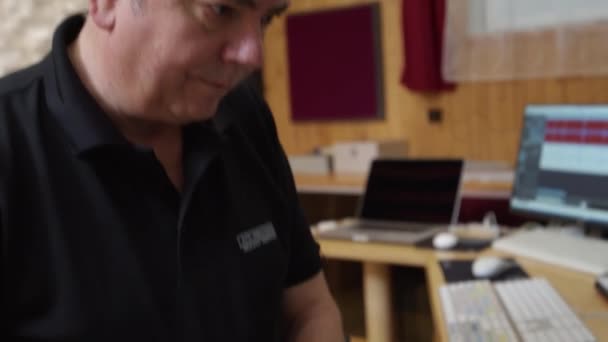 Звукозаписний Інженер Працює Студії Високоякісні Кадри — стокове відео