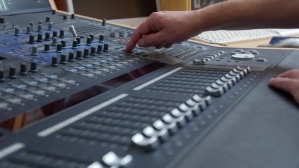 Ingeniero Audio Consola Mezcla Estudio Sonido Imágenes Alta Calidad — Vídeo de stock