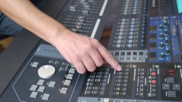 Μηχανικός Ήχου Μίξη Ήχου Στο Στούντιο Ηχογράφησης Υψηλής Ποιότητας Πλάνα — Αρχείο Βίντεο