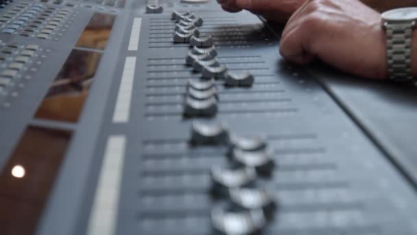 Ingeniero Audio Consola Mezcla Estudio Sonido Imágenes Alta Calidad — Vídeos de Stock