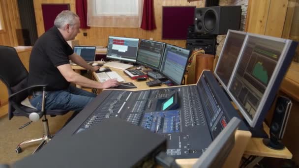 Ses Mühendisi Kayıt Stüdyosunda Ses Karıştırıyor Yüksek Kalite Görüntü — Stok video