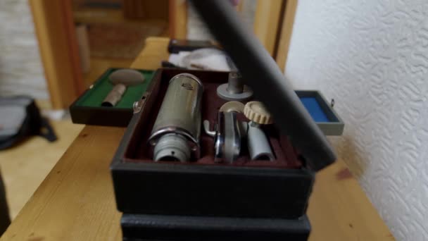Engenheiro Áudio Inspecionando Microfones Vintage High End Imagens Alta Qualidade — Vídeo de Stock