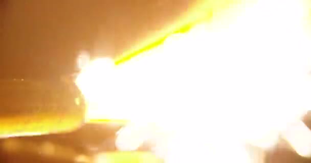 Svíčka Stříkající Oheň Jiskry Vysoce Kvalitní Fullhd Záběry — Stock video