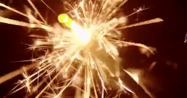Spray Vela Escupiendo Fuego Chispas Imágenes Fullhd Alta Calidad — Vídeos de Stock