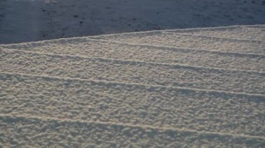 Kışın çatısı karla kaplıydı. Yüksek kalite 4k görüntü