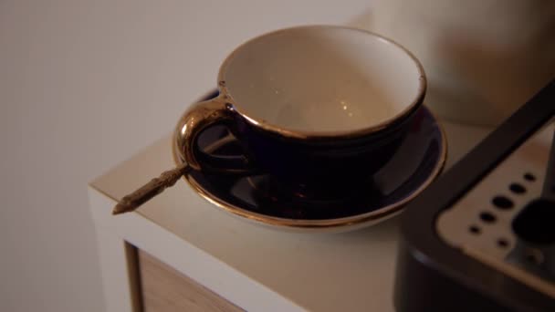 Красивая Чашка Кофе Золотым Ободом Высококачественные Кадры — стоковое видео