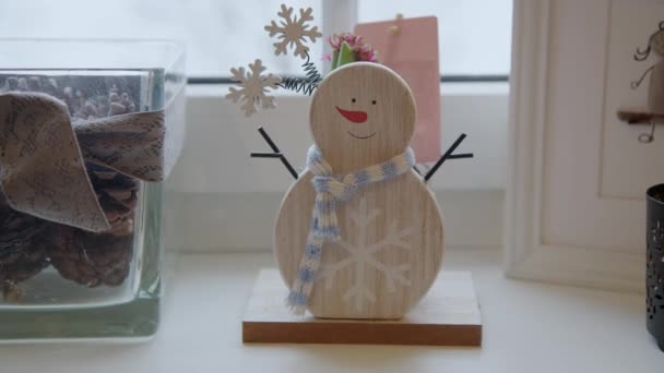 Grappige Houten Sneeuwpop Decoratie Window Board Hoge Kwaliteit Beeldmateriaal — Stockvideo