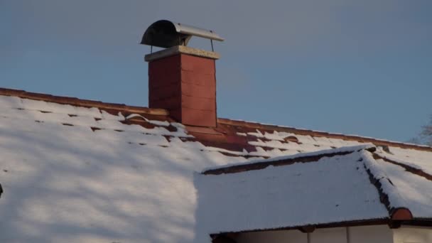 Заснеженная Крыша Дымоходом Высококачественные Кадры — стоковое видео
