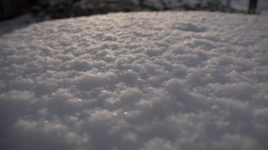 Güneş ışığıyla karları kapatın. Yüksek kalite 4k görüntü