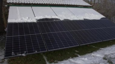 Fotovoltaik sistem kısmen karla kaplı. Yüksek kalite 4k görüntü