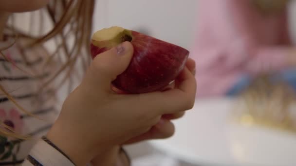 女孩一边吃一边拿着苹果 高质量的4K镜头 — 图库视频影像