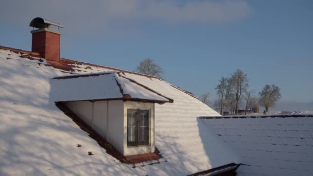 Покрытая Снегом Черепичная Крыша Дормерами Дымоходом Высококачественные Кадры — стоковое видео