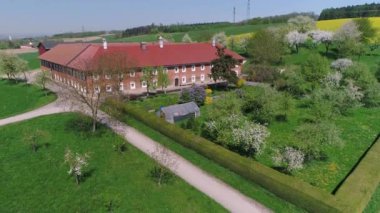 Yukarı Avusturya 'daki görkemli çiftlik evleri. Yüksek kalite 4k görüntü