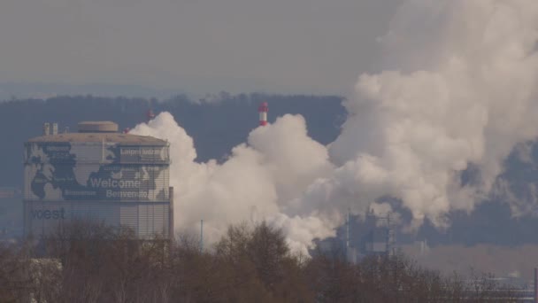 Облака Исходящие Металлургического Завода Высококачественные Кадры — стоковое видео