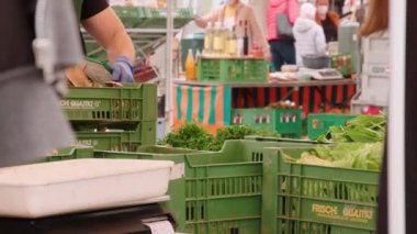 Taze pazarda havuç ve sebze. Yüksek kalite 4k görüntü