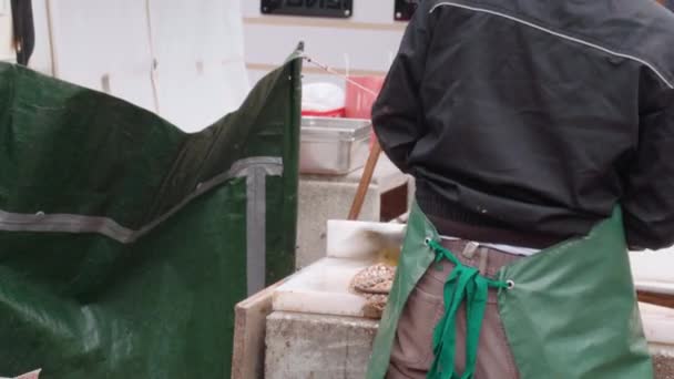Μπακάλης Ψαριών Που Σφάζει Εκσπλαχνίζοντας Και Τεμαχίζοντας Φρέσκα Ψάρια Στην — Αρχείο Βίντεο