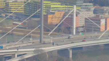 Voestbruecke Linz 'de trafik kazası. Yüksek kalite 4k görüntü