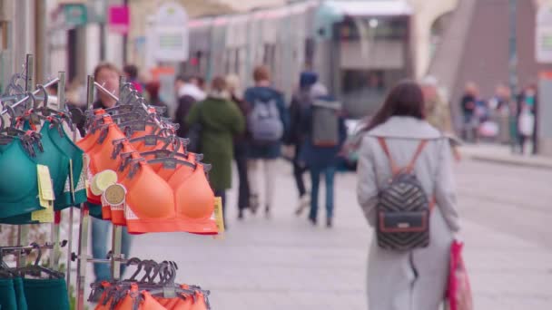 Förbipasserande Shoppinggatan Linz Landstrasse Högkvalitativ Film — Stockvideo