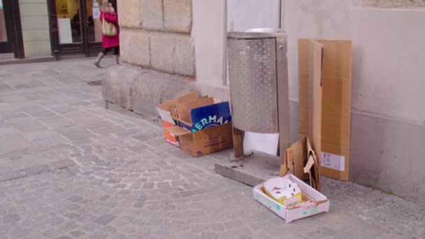 Calle Urbana Con Diferentes Residuos Papel Cerca Cubo Basura Imágenes — Vídeos de Stock