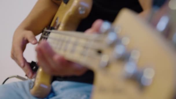 Fiatalember Basszusgitározik Lassított Felvételen Kiváló Minőségű Felvételek — Stock videók