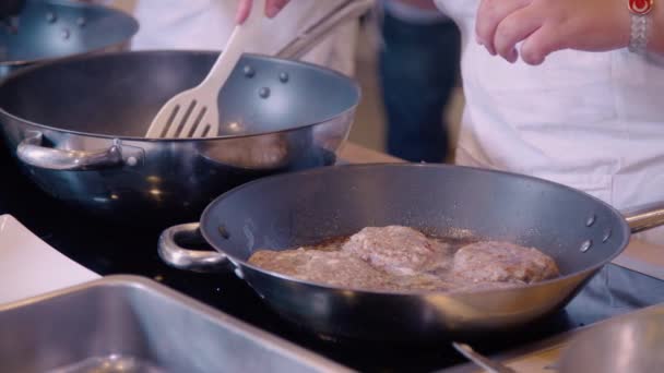 Gehaktbroodjes Hamburgerpasteitjes Een Pan Hoge Kwaliteit Beeldmateriaal — Stockvideo