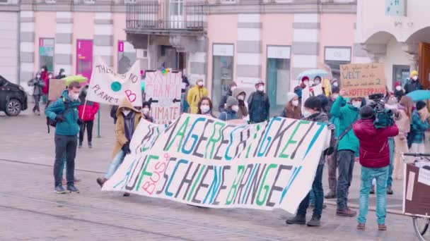 Пятницы Будущих Активистов Маршируют Улицам Высококачественные Кадры — стоковое видео