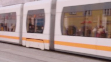 Linz Landstrasse 'den geçenler ve tramvay. Yüksek kalite 4k görüntü