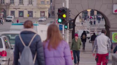 Linz Hauptplatz Meydanı 'ndan geçenler. Yüksek kalite 4k görüntü