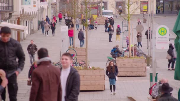 Járókelők Linz Hauptplatz Főterén Lassított Felvételen Kiváló Minőségű Felvételek — Stock videók