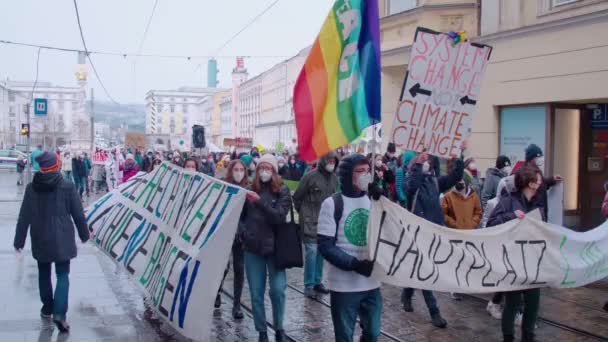 Пятницы Будущих Активистов Маршируют Улицам Высококачественные Кадры — стоковое видео