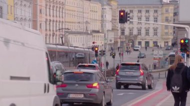 Nibelungen Köprüsü Linz 'de trafik yoğun. Yüksek kalite 4k görüntü