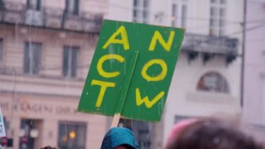 Gelecek İçin Cumalar mitingde mesajlar tutuyor. Yüksek kalite 4k görüntü