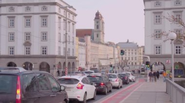 Nibelungen Köprüsü Linz 'de trafik yoğun. Yüksek kalite 4k görüntü