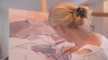 Stüdyosunda çalışan güzel sanatlar ressamı kadın. Yüksek kalite 4k görüntü