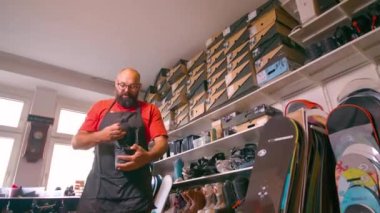 Snowboard servis teknisyeni atölyede tamirat yapıyor. Yüksek kalite 4k görüntü