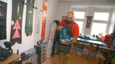 Snowboard servis teknisyeni atölyede tamirat yapıyor. Yüksek kalite 4k görüntü