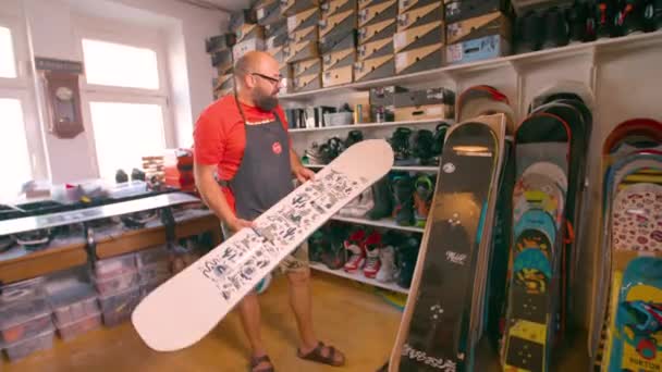 Snowboard Service Technicus Repareren Werkplaats Hoge Kwaliteit Beeldmateriaal — Stockvideo