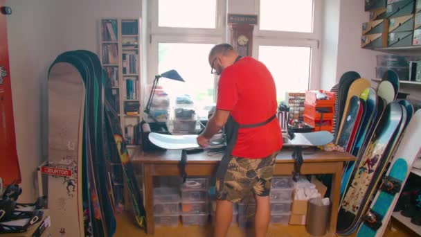 Snowboard Service Techniker Reparatur Der Werkstatt Hochwertiges Filmmaterial — Stockvideo